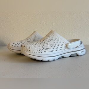 Skechers Cali Gear Foamies Ultra Go GoWalk 5 Clogs Shoes Women’s Size 8 White